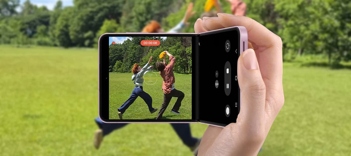 Galaxy Z Flip8 merekam video Super Steady yang tetap stabil saat bergerak