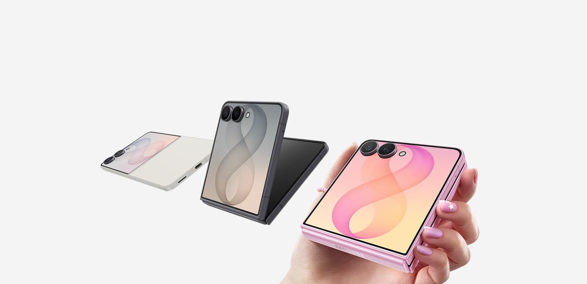Galaxy Z Flip8 warna Pink dalam posisi setengah terlipat di depan latar berwarna