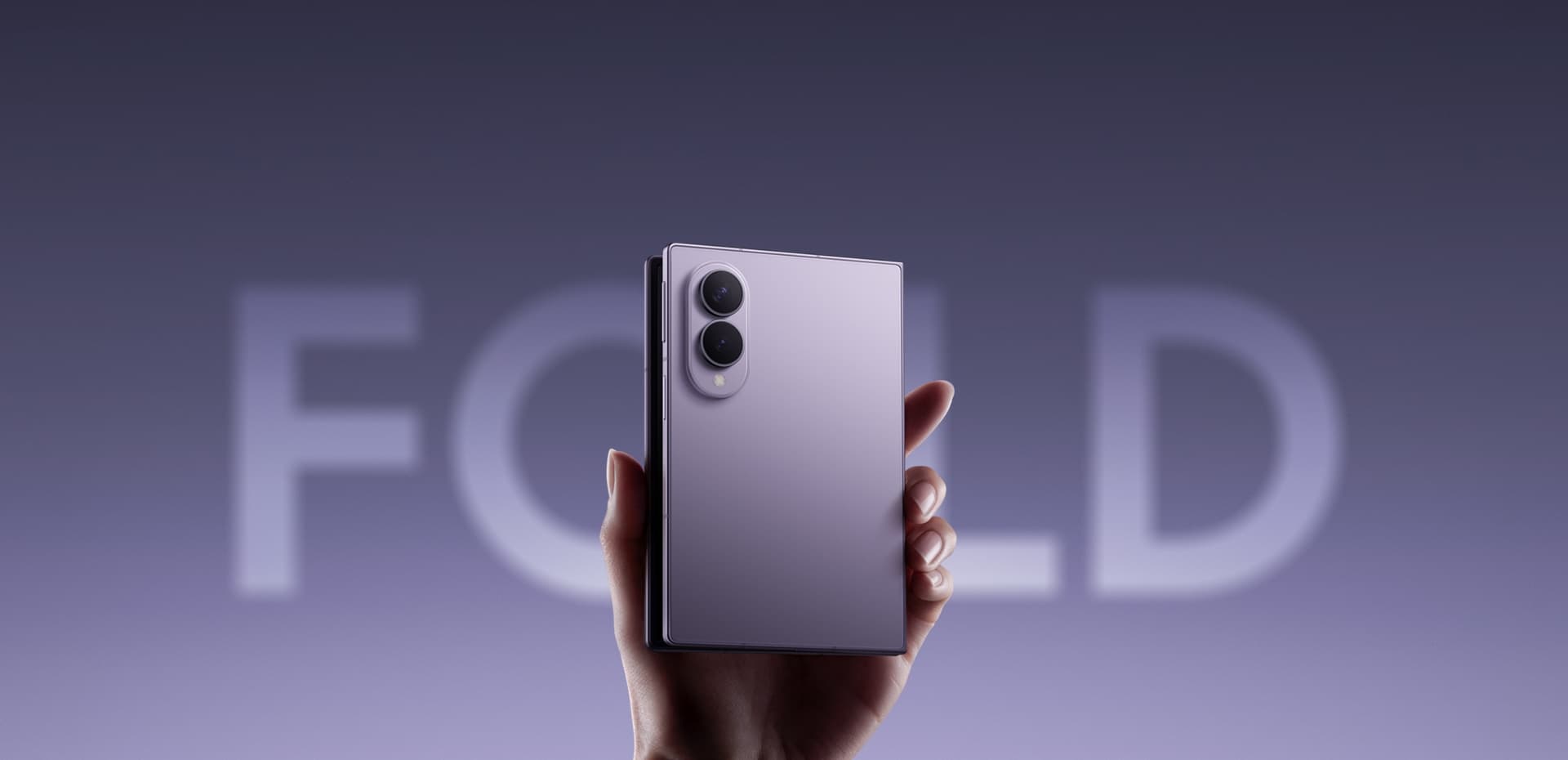 Galaxy Z Fold8 warna Lavender dalam posisi terlipat digenggam satu tangan di depan latar ungu bertuliskan FOLD