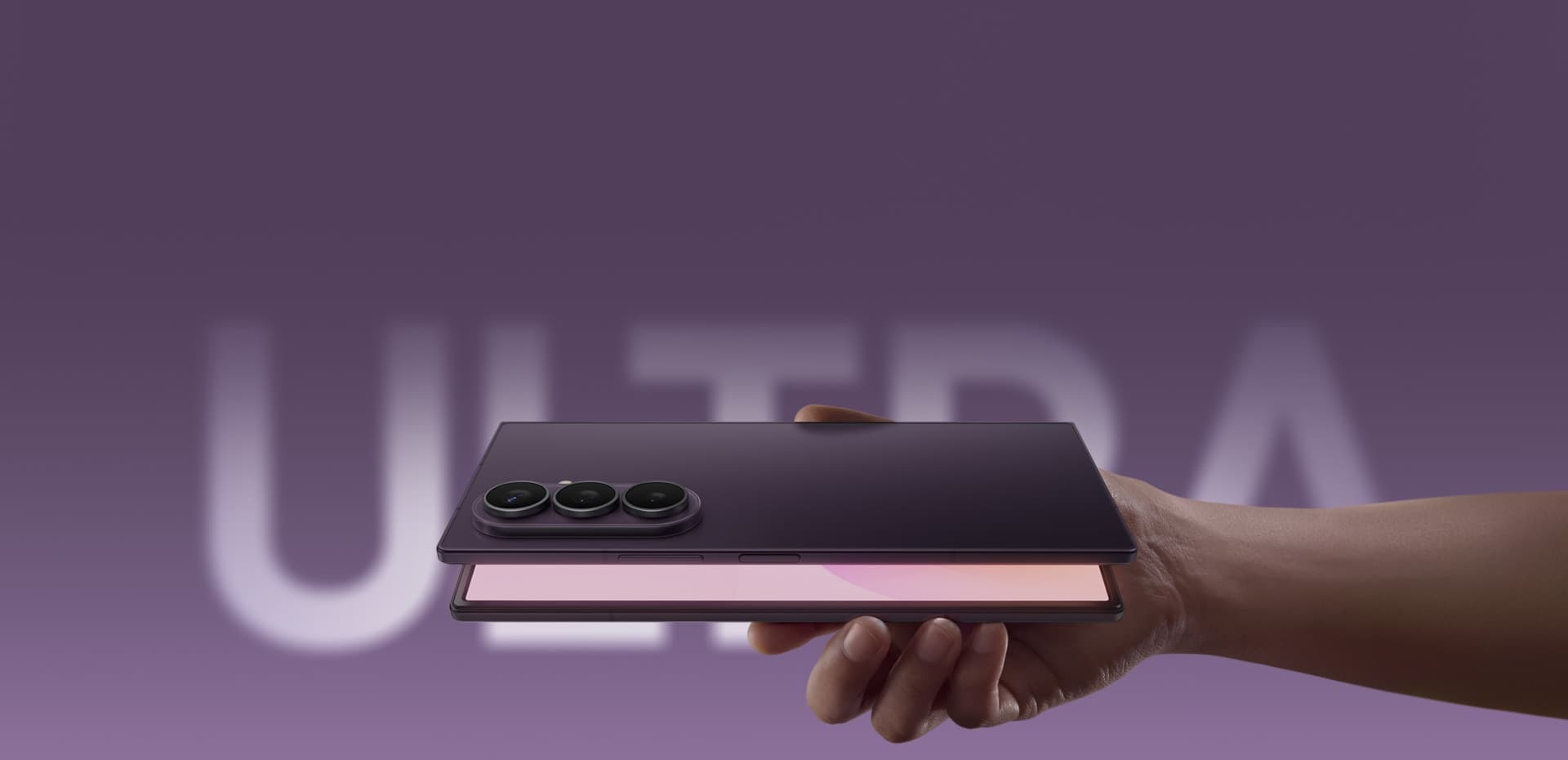 Galaxy Z Fold8 Ultra warna Violet Shadow digenggam di depan latar gelap bertuliskan FOLD