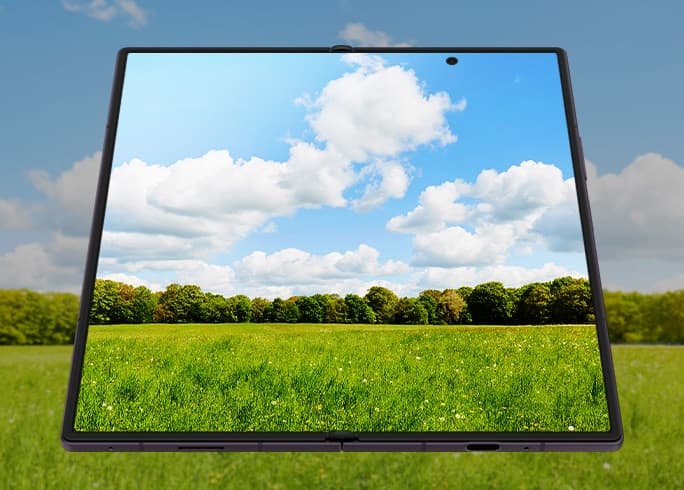 Layar utama Galaxy Z Fold8 Ultra menampilkan konten dengan warna tajam