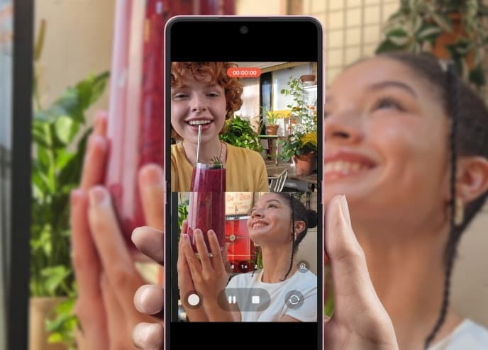 Layar Galaxy Z Flip8 menampilkan dua sudut perekaman dalam satu bingkai video