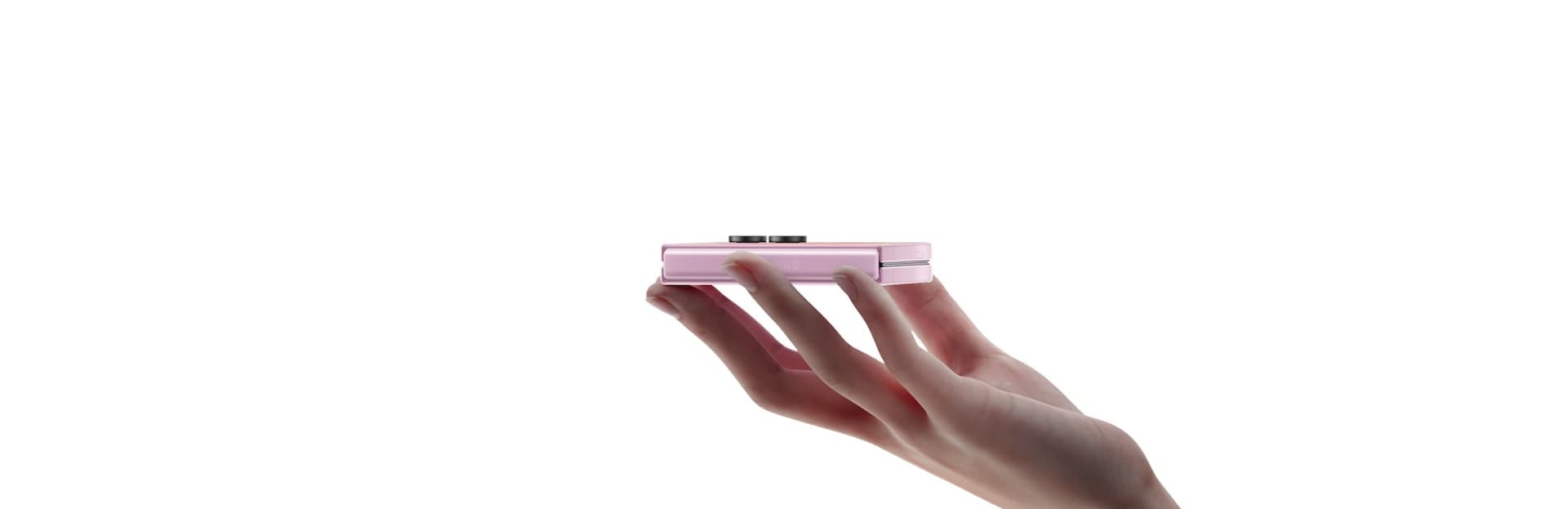 Galaxy Z Flip8 setengah terlipat berdiri sendiri di atas permukaan datar