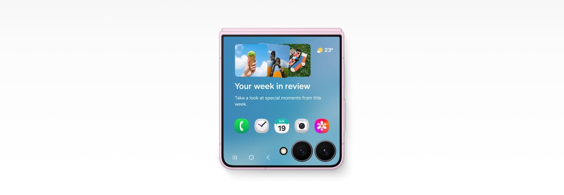Layar cover Galaxy Z Flip8 menampilkan ringkasan harian Now Brief