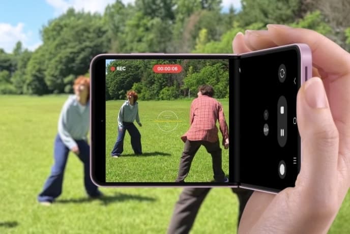 Galaxy Z Flip8 merekam video stabil saat penggunanya berjalan