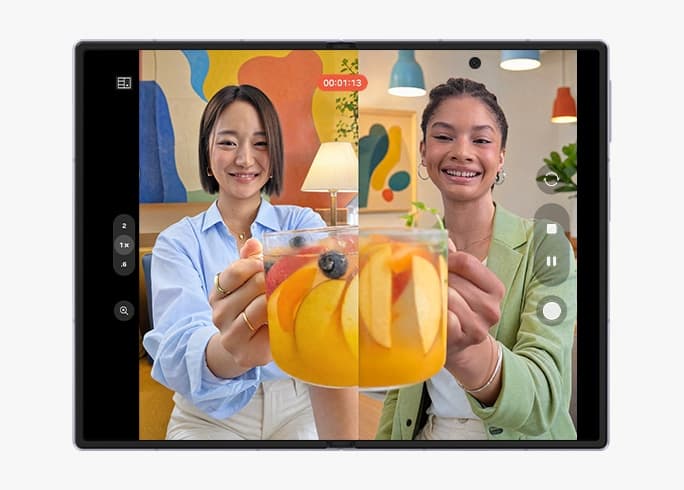 Layar Galaxy Z Fold8 menampilkan perekaman ganda kamera depan dan belakang